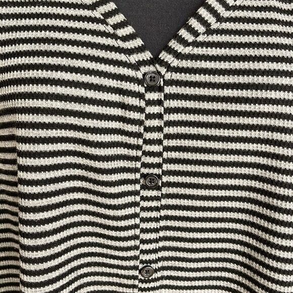 Lane Bryant black/gray lightweight stretch V neck button front thermal top 22/24 - Picture 3 of 5